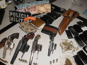Armamentos apreendidos com a quadrilha