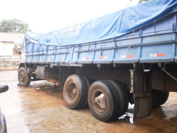 Caminh&atilde;o ulitizado pela quadrilha para transportar os agrot&oacute;xicos roubados