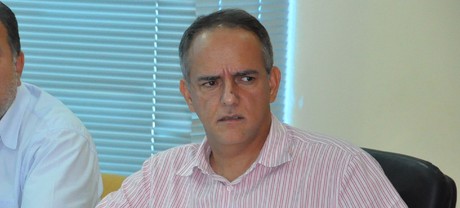 Prefeito recebendo as denuncias sobre os vestiários do Lutero Lopes