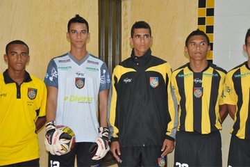 O REC apresentou os uniformes n&ordm; 1 e 2, material de treino e viagem