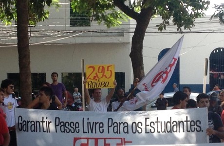 Na Praça Alencastro, concentração dos manifestantes - Fotos: Yuri Ramires/GazetaMT