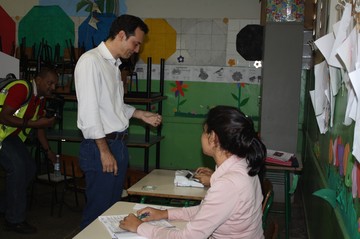 O candidato a prefeitura L&uacute;dio Cabral na hora de registrar seu voto - Foto: Yuri Ramires/ GazetaMT