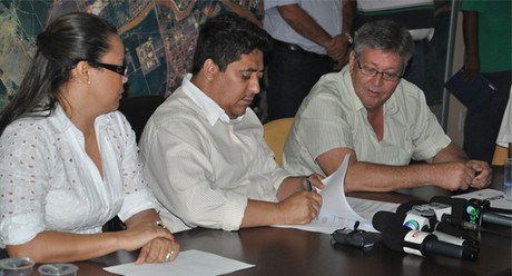 Prefeito assinando a exonera&ccedil;&atilde;o(Foto: Marcos Magalh&atilde;es)