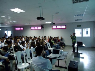 A magistrada em uma das suas palestras com os jovens eleitores  - Foto: Reprodução/Facebook