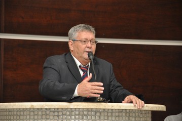 H&eacute;lio Pichioni (PR) defendeu secret&aacute;rio e disse que importante &eacute; a entrega das casas