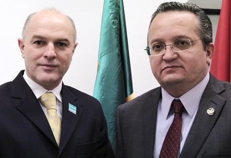 O presidente da Anvisa Dirceu Barbano com o senador Pedro Taques