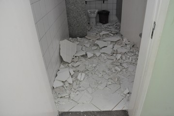 O estrago provocado no banheiro masculino pela chuva que ocorreu na noite da última segunda, 26 - Foto Marcos Magalhães/GazetaMT