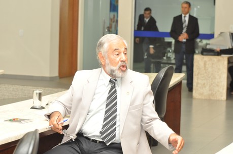 Para o vereador h&aacute; dinheiro p&uacute;blico indo para o ralo (Foto: Marcos Magalh&atilde;es)