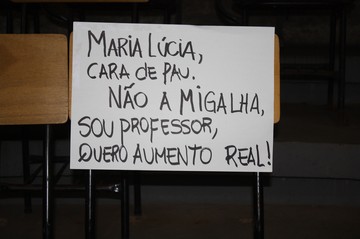 Cartaz exposto durante a assembleia dos professores na UFMT - Foto: GazetaMT