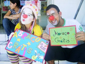 "Abraços Grátis", uma ação que vem tomando conta das cidades devido a importância do ato - Foto: Reprodução 