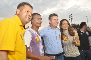 O deputado Valtenir, Rom&aacute;rio, Mendes e sua esposa no ato p&uacute;blico em Cuiab&aacute; - Foto: Divulga&ccedil;&atilde;o