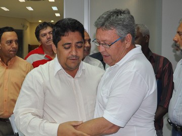 Ananias assume Prefeitura e passa cargo da Presidência da Câmara a Hélio Piccioni (PR) (Foto: Marcos Magalhães)