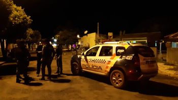 Adolescente e jovem de 19 anos são executados a tiros dentro de casa 