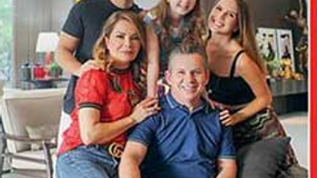 Mauro Mendes e família são capa de revista social