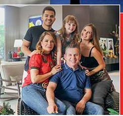 Mauro Mendes e família são capa de revista social