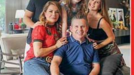 Mauro Mendes e família são capa de revista social