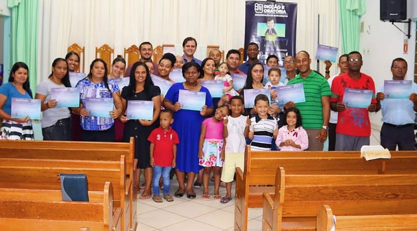 Thiago Silva entrega novos certificados do curso de Dicção e Oratória no Pedra 90
