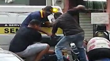 Vídeo mostra amarelinhos sendo agredidos por motociclista na Capital 