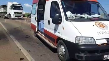 Motorista morre preso nas ferragens em acidente entre carro e caminhão caçamba