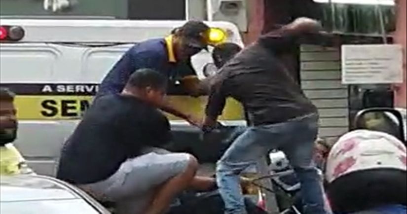 Vídeo mostra amarelinhos sendo agredidos por motociclista na Capital 