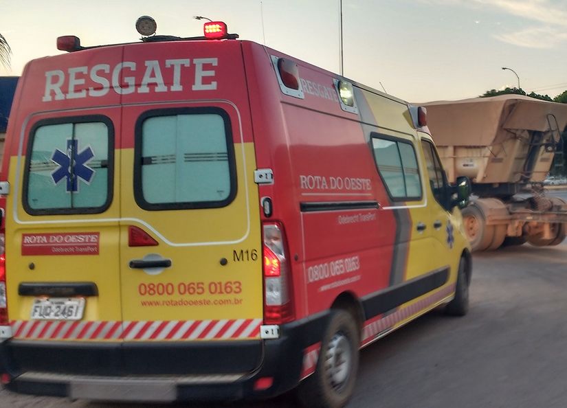 Motorista morre e outro fica ferido em acidente entre caminhão e duas carretas