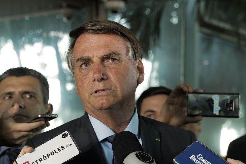 Bolsonaro discute revogar norma que proíbe venda direta de combustível