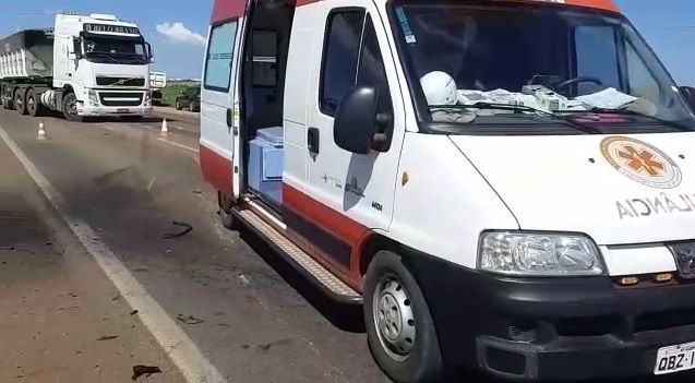 Motorista morre preso nas ferragens em acidente entre carro e caminhão caçamba