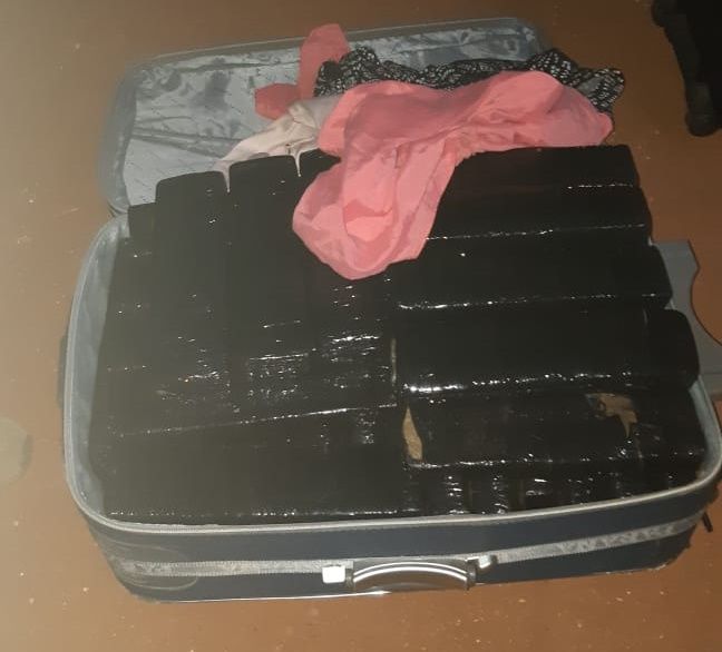 PRF intercepta passageiros com mala recheada de maconha em Rondonópolis 
