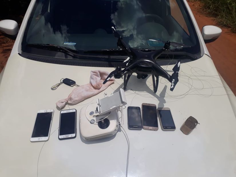 Dupla é presa ao tentar jogar celulares e drogas com Drone em penitenciária