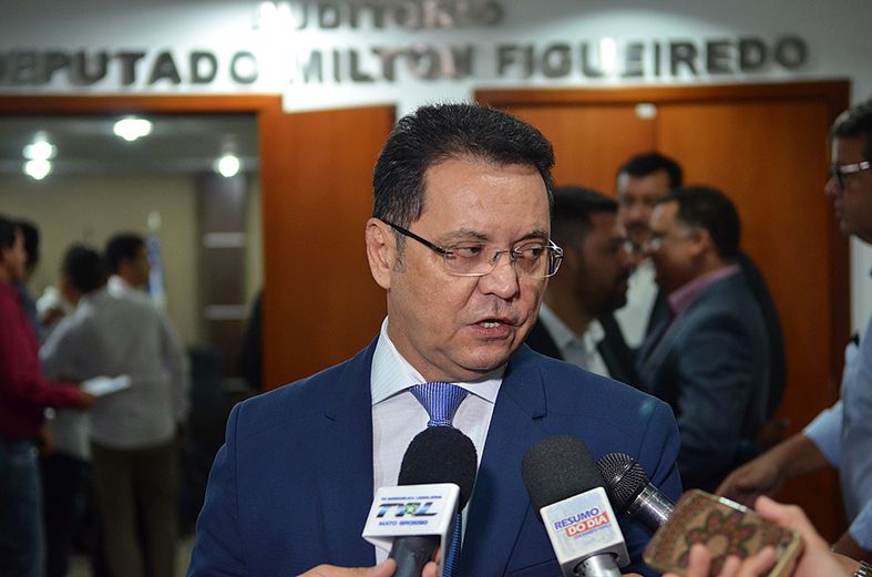 Botelho anuncia RGA e aumento no auxílio-alimentação dos servidores da AL