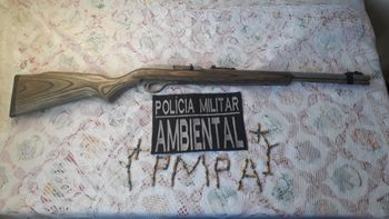Homem é flagrado pela Polícia Ambiental com espingarda e 49 munições