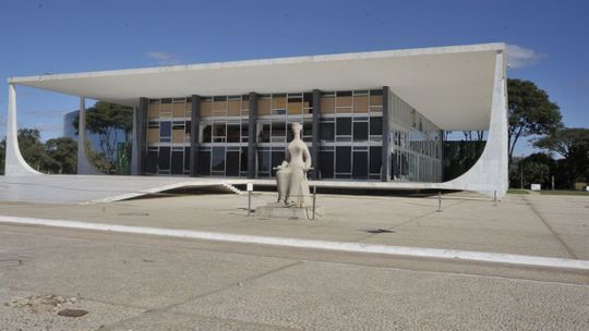 STF mantém decisão que impede retorno de presos federais aos estados