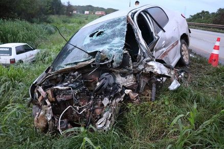 Duas pessoas ficam feridas em acidente envolvendo carro e carreta na BR-163