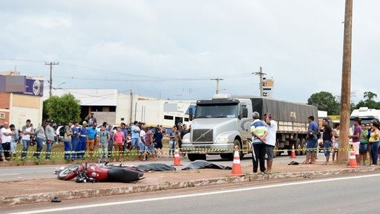  Acidente envolvendo moto e carreta deixa dois mortos na BR-364