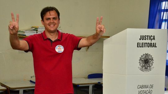 Thiago Silva vota e fala em renovação na Assembleia