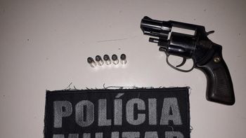Homem é preso com revólver ameaçando vizinhos de bairro
