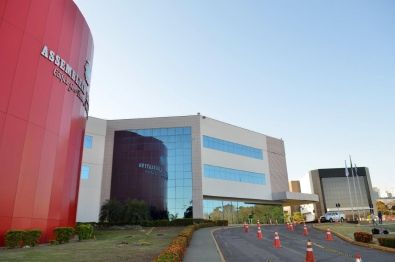 AL suspende pagamento de 13º salário a deputados estaduais