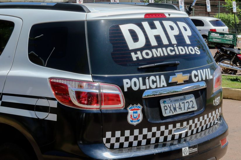 Homem é assassinado a tiros na frente de casa por dupla de motocicleta 
