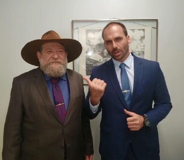 Eduardo Bolsonaro sai em defesa de Barbudo e afirma que ele é um grande aliado do governo