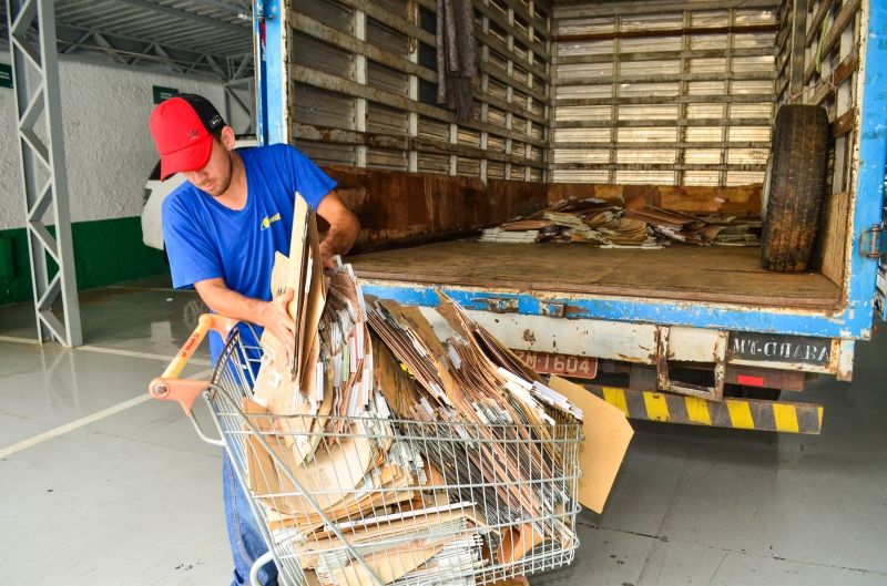 Prefeitura repassa quase meia tonelada de papel para cooperativa de reciclagem