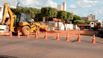 Sanear tenta, tenta... Mas não consegue consertar rede de água em rua do centro de Rondonópolis