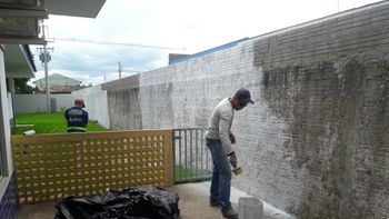 Reeducandos realizam limpeza e pintura de escola
