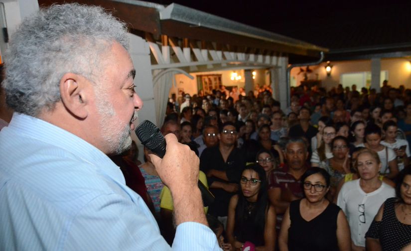 População “invade” casa de prefeito Percival 