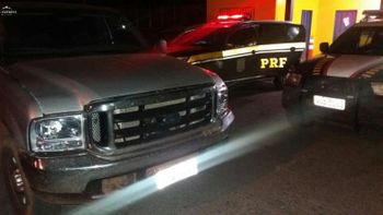 Idoso é flagrado com pela PRF com caminhonete roubada