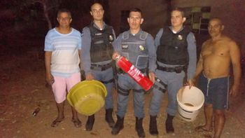 PM resgata homem embriagado de casa em chamas e apaga incêndio com ajuda de vizinhos 