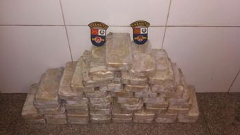Ao atender capotamento, polícia apreende 50kg de cocaína em rodovia estadual