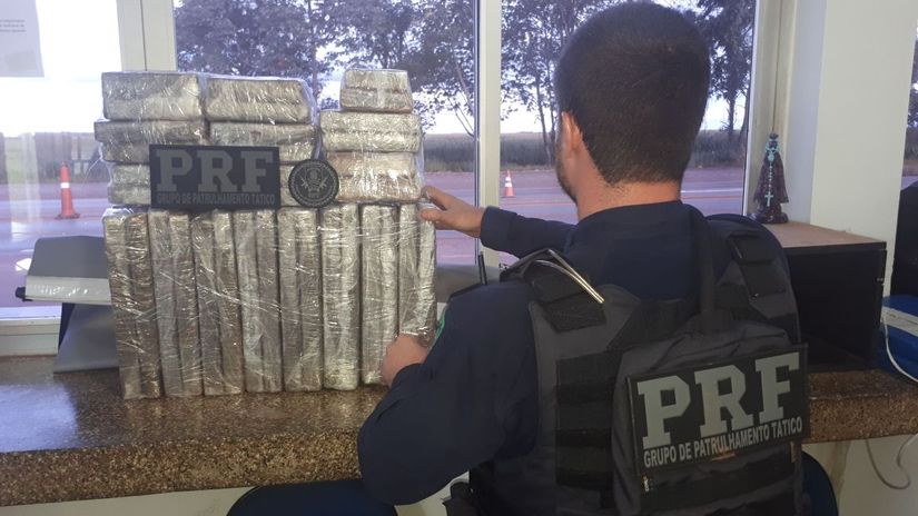PRF apreende maconha e cocaína durante fiscalizações