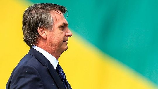 Bolsonaro participa de assinaturas de contratos do setor elétrico