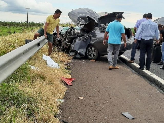 Acidente envolvendo Corolla e carreta mata servidor público de MT na BR-158