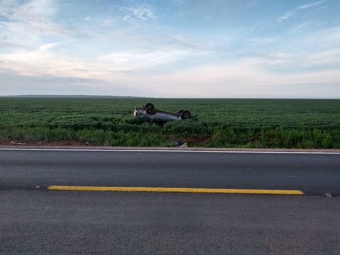 Motorista perde controle da direção, sai da pista e acaba morrendo em capotamento na MT-242